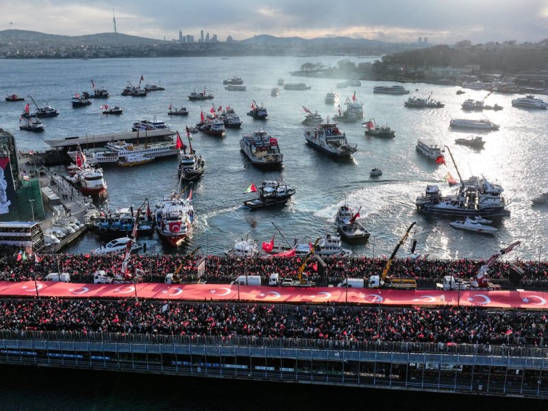 Dukung Warga Palestina, Setengah Juta Warga Turki Berunjuk Rasa di Jembatan Galata Istanbul