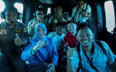 Istri Gubernur Aceh Terbang dengan Helikopter TNI AU Bawa 2 Ton Logistik ke Lokop yang Terisolir