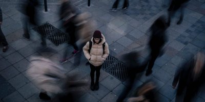 “Lonely in the Crowd: Ramai di Dunia Maya, Sepi di Dunia Nyata”