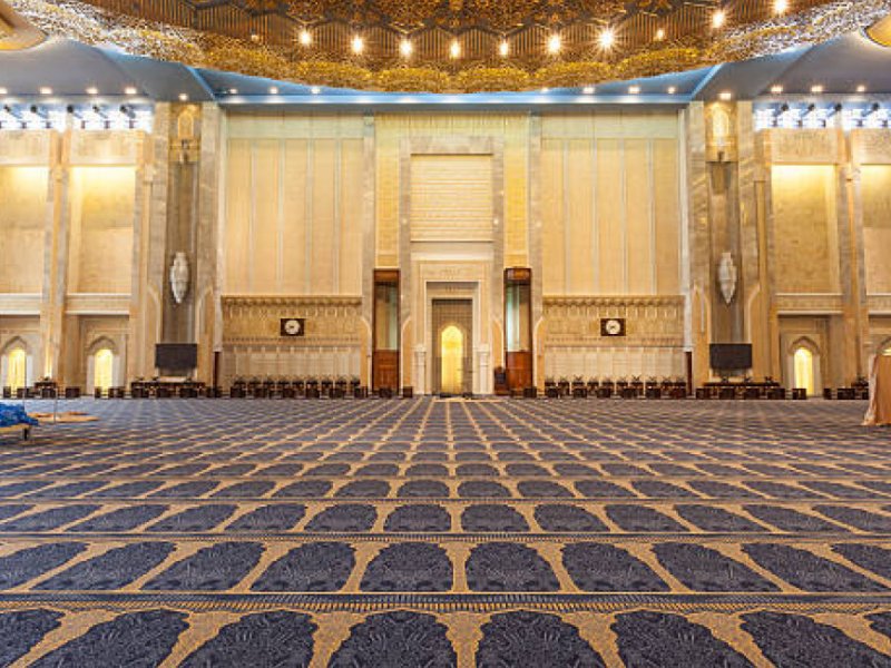 Kuwait melarang imam membaca Qur'an dari ponsel selama shalat