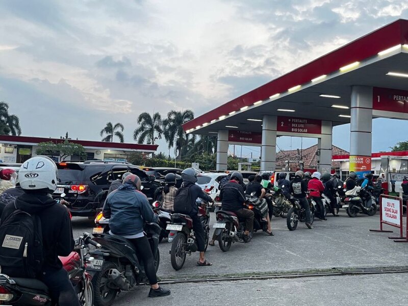 Antrean BBM Mengular, Rakyat Bayar Mahal Akibat Liberalisasi Migas
