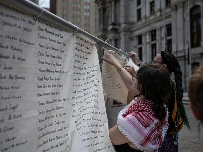 Kain Kafan Bertuliskan 20.000 Nama Anak Gaza Diluncurkan di Philadelphia