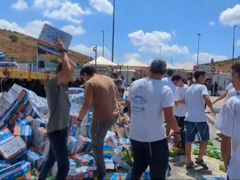 Warga 'Israel' Buang Paket Bantuan Makanan di Jalanan Hebron