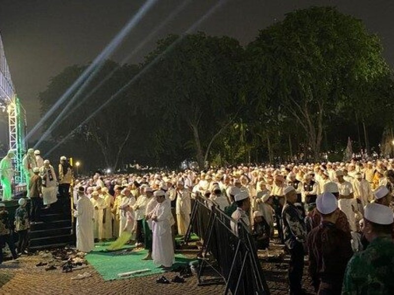 Massa Reuni 212 Gelar Salat Gaib di Monumen Nasional untuk Korban Bencana Sumatera & Aceh