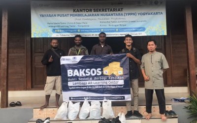 Jelang Akhir Ramadhan, Yayasan AR Learning Center Bagi Takjil dan Bingkisan Lebaran