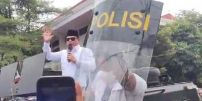 Temui Massa Demo, Bupati Pati Sudewo Dilempari Sandal dan Air Minum