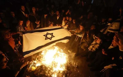 Yahudi Ortodoks Bakar Bendera 'Israel,' Serukan “Free Palestine” di Yerusalem