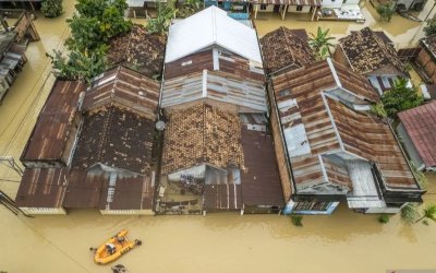 Diguyur Hujan Deras, Warga Jambi Lebaran di Tengah Banjir