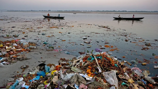Sungai Gangga yang sangat disucikan Hindu India, ternyata sangat kotor dan berbahaya