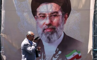 Presiden Iran Bertemu Khamenei di Tengah Sorotan Publik