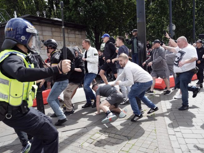Kerusuhan SARA Meluas di Inggris, Massa Ultra Kanan Menyerang Muslim &#038; Imigran