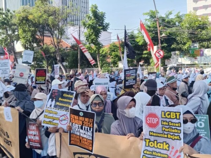 Ribuan Massa Padati Jalan Gubernur Suryo Surabaya, Serukan Penolakan terhadap LGBTQ