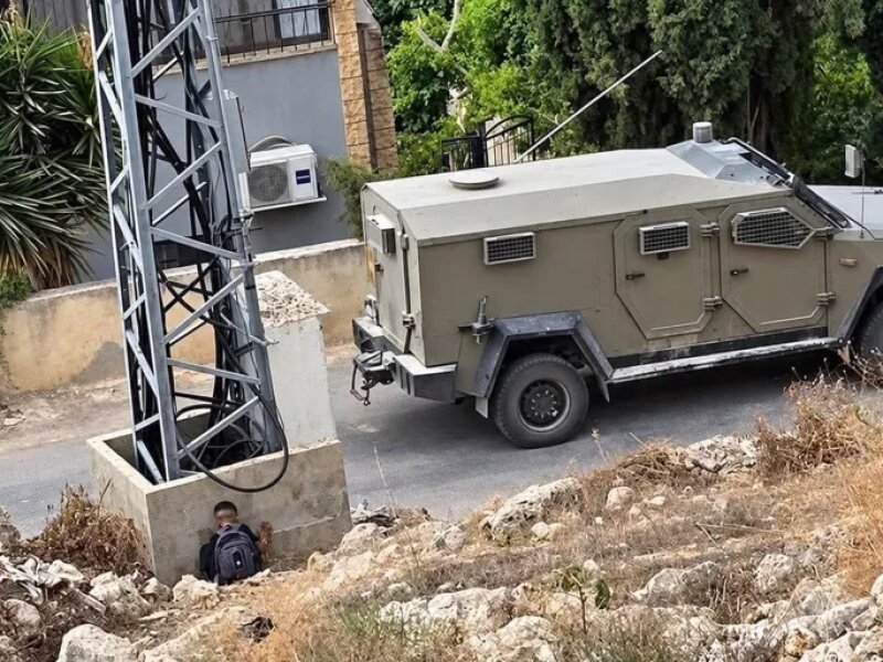 Foto Bocah Palestina Bersembunyi dari Tentara 'Israel' Viral di Media Sosial