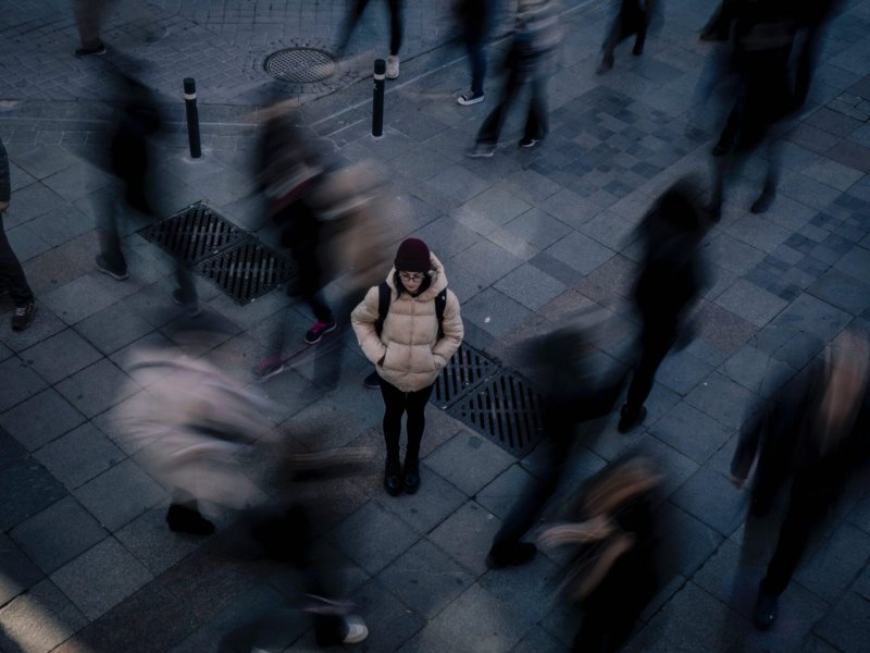 “Lonely in the Crowd: Ramai di Dunia Maya, Sepi di Dunia Nyata”