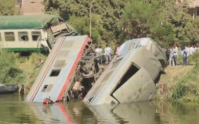 Dua Kereta Api di Mesir Tabrakan, Gerbong Masuk Sungai