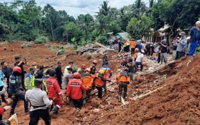 Longsor Terjang Cibeunying Cilacap: Tiga Tewas, 20 Warga Masih Tertimbun