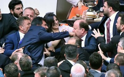 Parlemen Turki Ricuh, Anggota Adu Jotos Saat Pelantikan Menteri Baru Erdogan