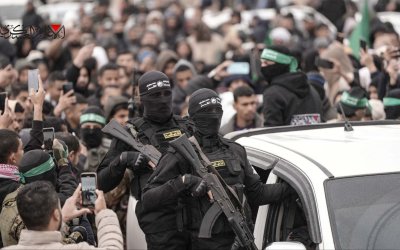 Foto: Momen Penyerahan Dua Tawanan “Israel” dalam Kesepakatan Thufan Al-Aqsha