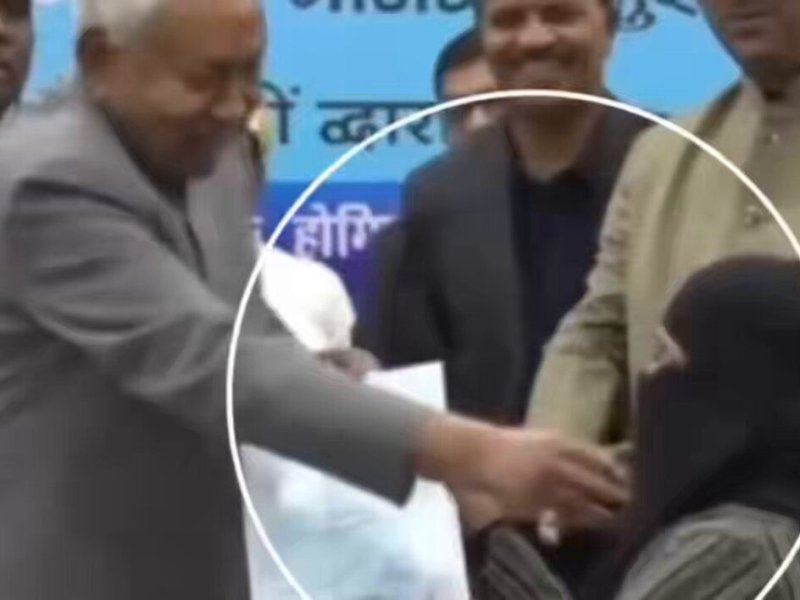 Viral! Ketua Menteri India Membuka Niqab Muslimah di Acara Publik