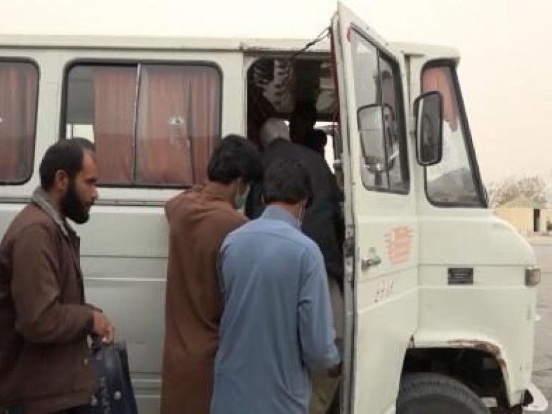 Krisis Ekonomi di Iran Memaksa Ribuan Warga Afghanistan Kembali ke Tanah Air