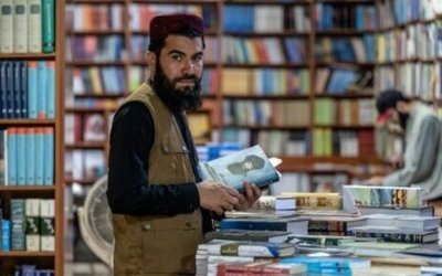 Gantung Kalashnikov, Sejumlah Anggota Taliban Pilih Pena Sebagai Senjata