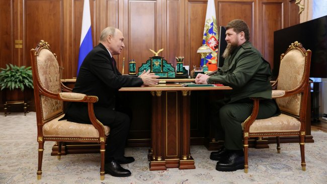 Usai Viral Pembakar Al Quran Dipukuli Anak Presiden Chechnya, Putin Temui Kadyrov