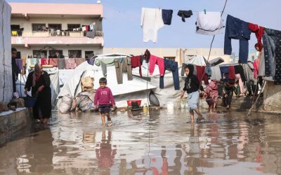 Drone 'Israel' Terus Menyerang saat Hujan Lebat Hancurkan Kamp-kamp di Gaza