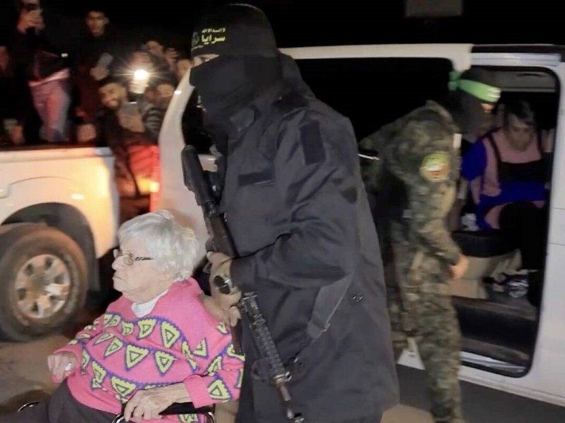 Video Perlakuan Hamas terhadap Tawanan “Israel” Tuai Simpati, “Israel” Murka