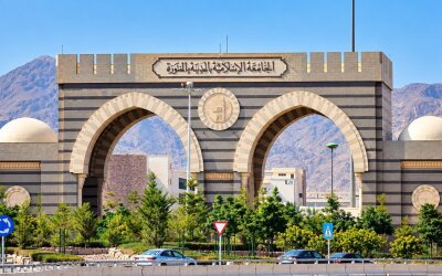Betulkah Ada Daftar 100 Penulis “Terlarang” di Universitas Islam Madinah?