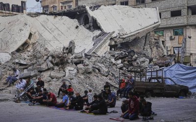 Gaza Rayakan Iduladha dengan Salat di Antara Reruntuhan Bangunan dan Makanan yang Semakin Langka