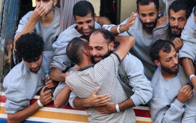 Bebasnya Ribuan Warga Palestina Disambut Isak Haru