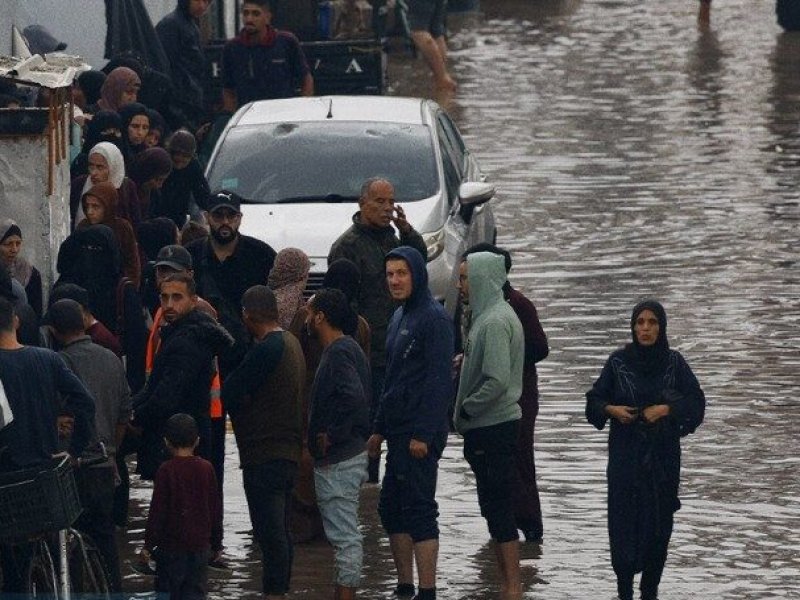 Serangan 'Israel' Berlanjut Saat Ribuan Pengungsi Gaza Terendam Hujan dan Angin