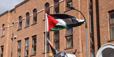 Kedutaan Besar Palestina di London Diserang oleh Kelompok Pro-‘Israel’ Bertopeng