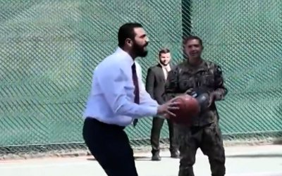 Jelang Pertemuan dengan Presiden AS, Asy Syaraa Main Basket dengan Komandan CENTCOM