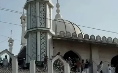 Sambil Menangis, Muslim India Bongkar Sebagian Masjid Berusia 600 Tahun