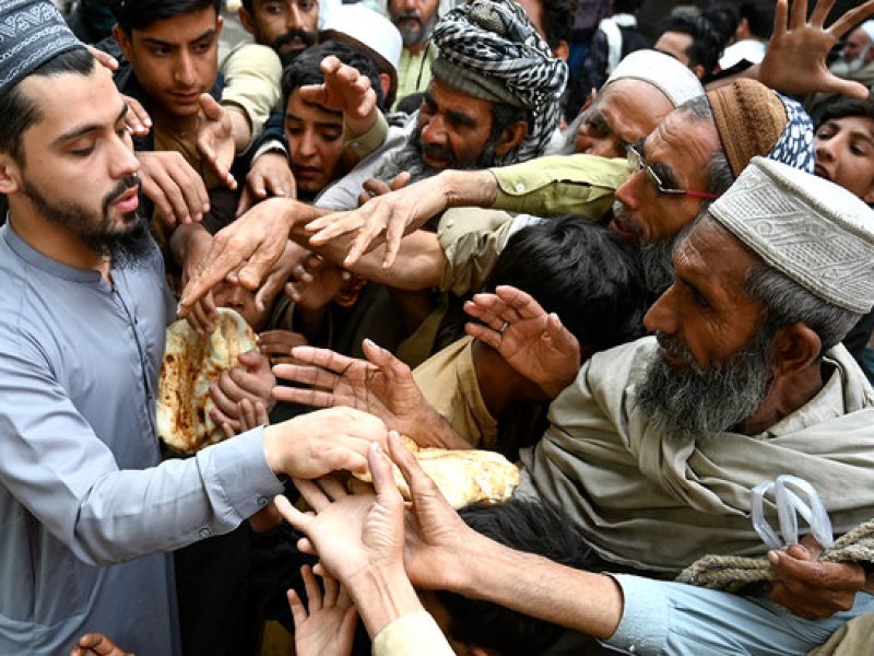 Donasi makanan dan uang berujung kematian sebelas orang di Pakistan
