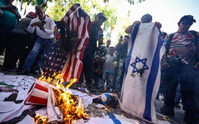 Massa Venezuela Bakar Bendera Amerika dan "Israel", Trump Klaim Negara Itu Belum Siap Gelar Pemilu