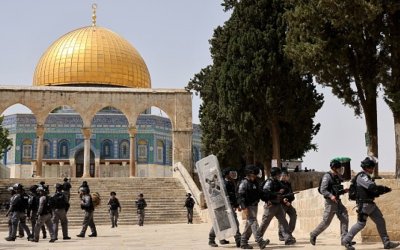 Pasukan “Israel” Serbu Al-Aqsa, Usir Jemaah Usai Tarawih
