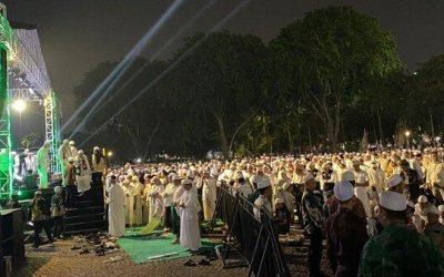 Massa Reuni 212 Gelar Salat Gaib di Monumen Nasional untuk Korban Bencana Sumatera & Aceh