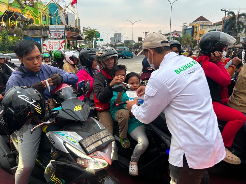 BAZNAS RI Salurkan Bantuan Masker bagi Warga Terdampak Abu Vulkanik Gunung Anak Krakatau