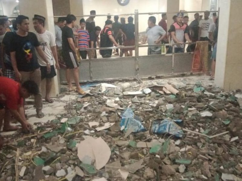 Kubah masjid di Makassar roboh saat jamaah hendak shalat tarawih