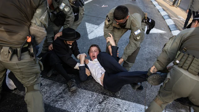 Yahudi Ortodok Lawan Polisi "Israel," Tolak Wajib Militer