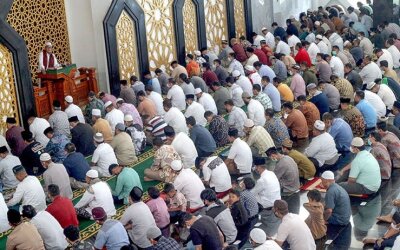 Khutbah Jum'at: Mengagumi Islam, Menolak Syari'at, dan Ironi Kemerdekaan di Tengah Penderitaan Rakyat