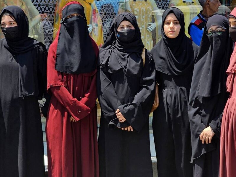 Keukeuh Gunakan Abaya, Pelajar Muslimah Kashmir Dilarang Masuk Sekolah