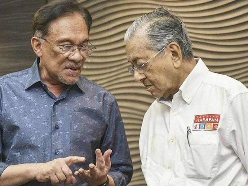 Mahathir Mohamad Laporkan PM Anwar ke Polisi