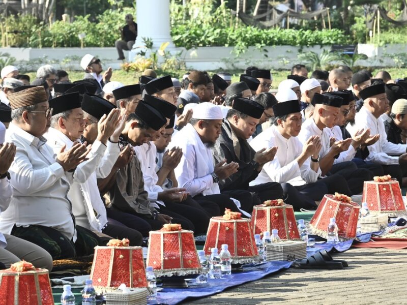Gubernur Sulsel dan Ribuan Warga Gelar Salat Istisqa