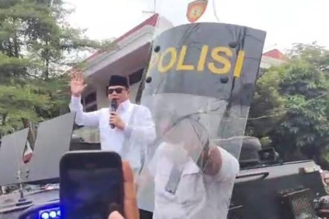 Temui Massa Demo, Bupati Pati Sudewo Dilempari Sandal dan Air Minum