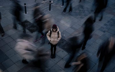 “Lonely in the Crowd: Ramai di Dunia Maya, Sepi di Dunia Nyata”
