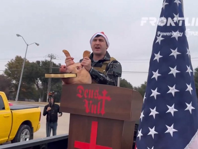 Teriak Muhammad Pedofil, Aktivis AS Jejalkan Al Quran ke Mulut Babi di Texas