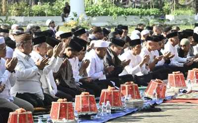 Gubernur Sulsel dan Ribuan Warga Gelar Salat Istisqa